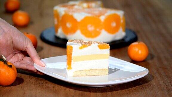 一块橘子慕斯蛋糕橙色慕斯蛋糕