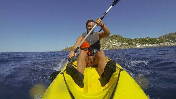 在西班牙地中海上划皮划艇的男子