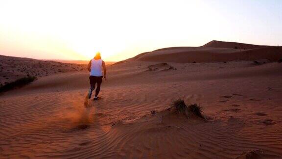 在沙漠的夕阳下奔跑