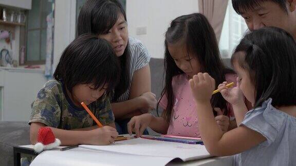 爸爸妈妈教孩子在家里做作业和儿子一起放松画画一家人一起做作业