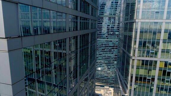空中近距离拍摄两座摩天大楼