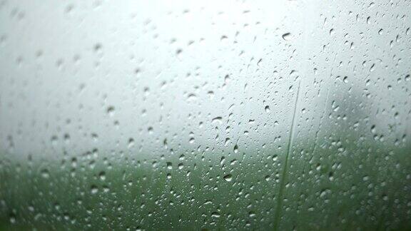 雨水透过玻璃流下来