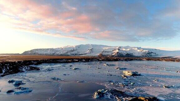 冰岛的白色冰川和冰山的全景景观在夕阳下地平线上只有雪白的冰雪覆盖着海面