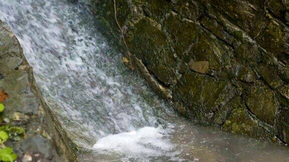 河流流过岩石