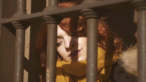 感觉被囚禁在一个牢笼-悲伤忧郁的漂亮的年轻女子