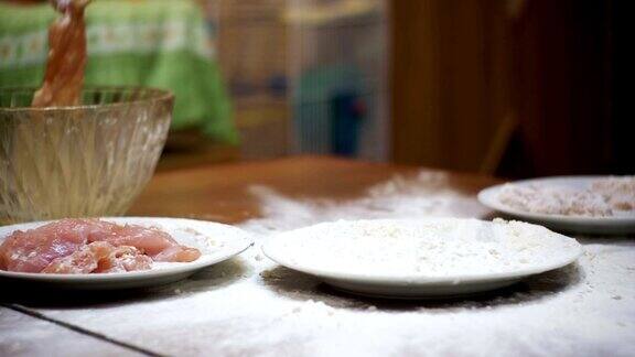 在家庭厨房里一块肉掉在一盘面粉上慢动作