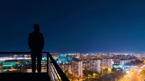 男子俯瞰城市夜景