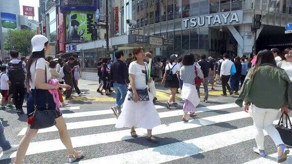 东京十字路口拥挤的人群