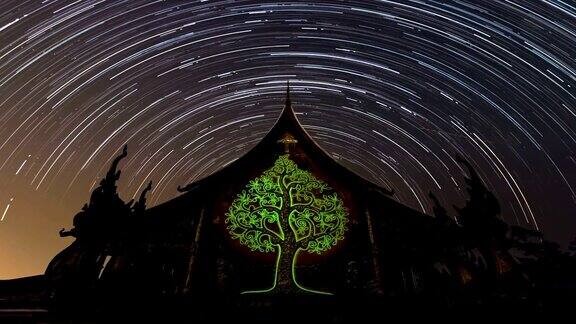 泰国乌汶府诗琳通VararamPhuphrao寺庙的星光小径