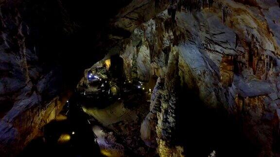 手电筒光束沿着神秘的巨大洞穴底部运行