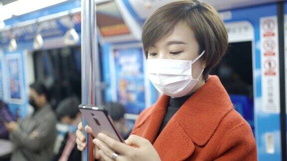 女性在地铁使用口罩保护自己免受COVID-19感染