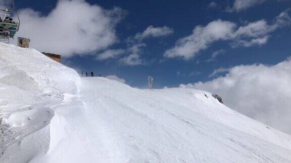 阳光明媚的一天冬天时间古道里滑雪胜地全景4k格鲁吉亚