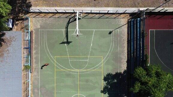 俯视图篮球运动员在街上的篮球场上打球