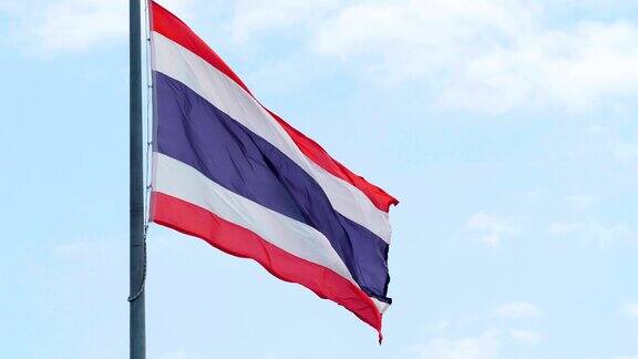 慢镜头泰国国旗与蓝天背景