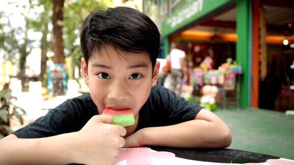 亚洲小男孩喜欢吃冰淇淋