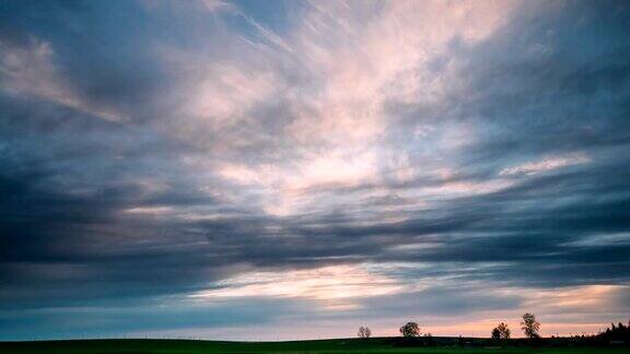傍晚时分乡村田野的天空