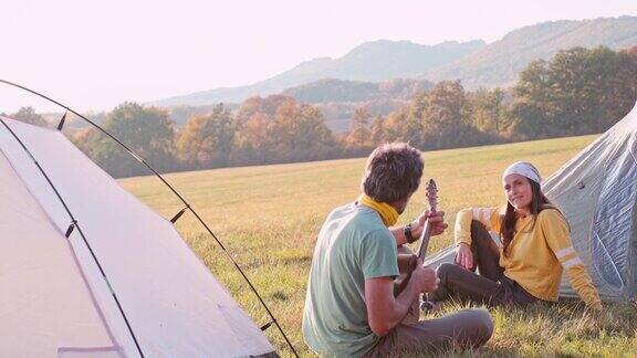 在日落时分搭帐篷在大自然中露营秋天