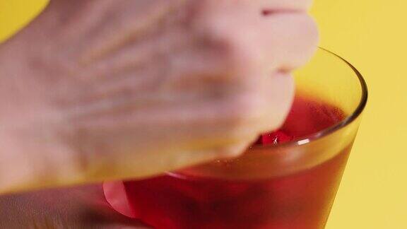 甜点女人用勺子拿着樱桃果冻