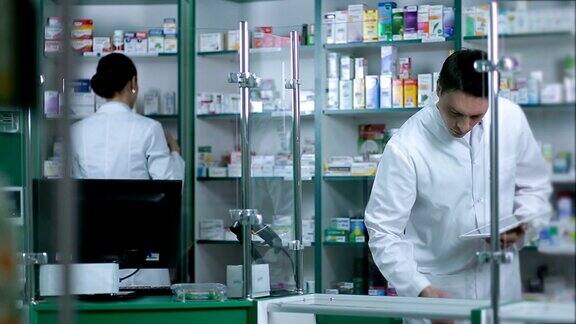 药剂师在药房检查药品