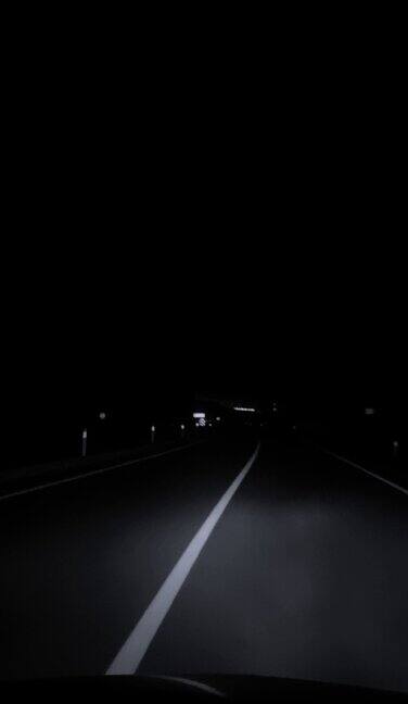开车穿过午夜空白的道路