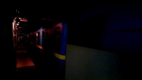地铁列车在黑暗的隧道中行驶向车站驶去