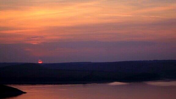河上美丽的橙色夕阳