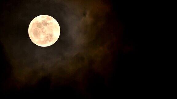 黑暗天空的满月