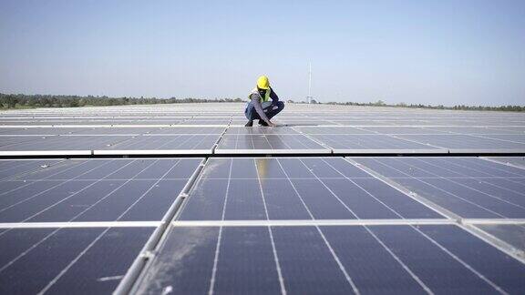 4K非洲男子工程师使用数字平板电脑维护建筑屋顶上的太阳能电池板