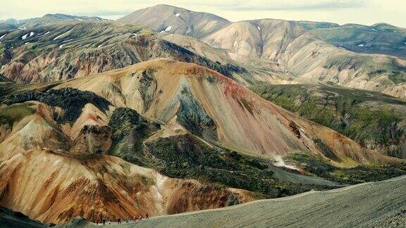 人们在冰岛的Landmannalaugar山附近徒步旅行