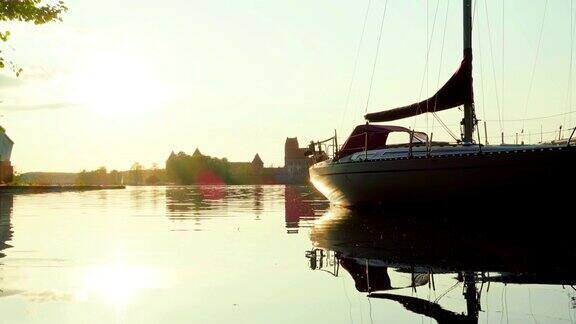 湖边的日落与游艇