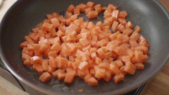 用煎锅煎胡萝卜