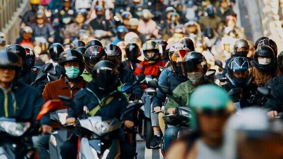 摩托车瀑布台北成群的人在骑摩托车