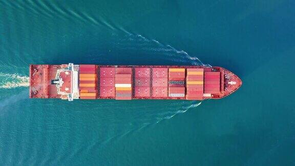 空中俯瞰集装箱货船在海上行驶用于商业物流进出口运输或货运