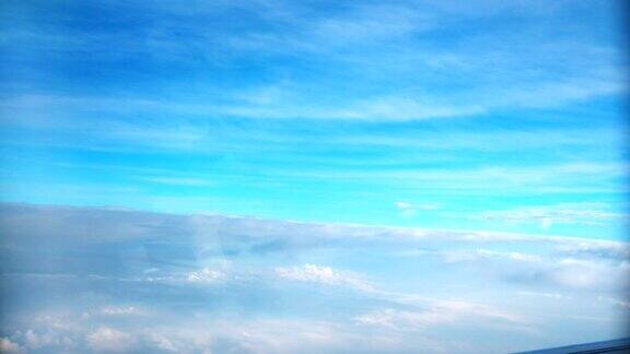 美丽的云透过飞机窗户