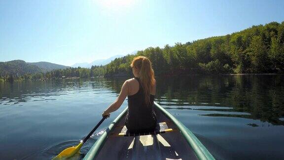 在原始的湖中划着独木舟