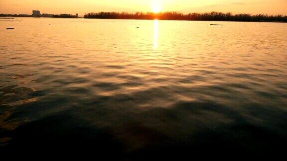 越过冰冷的河水向着太阳