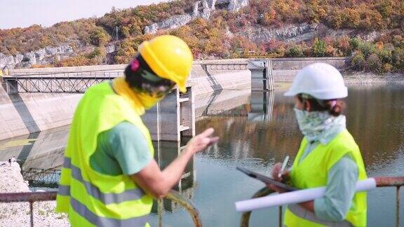在水电站工作的女维修工程师可再生能源系统