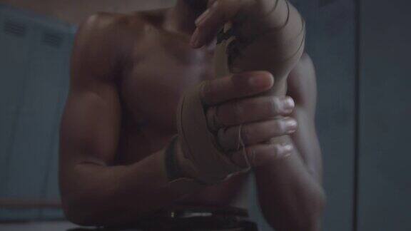 缠绕手腕紧握拳头和弯曲手臂的美国黑人拳击手