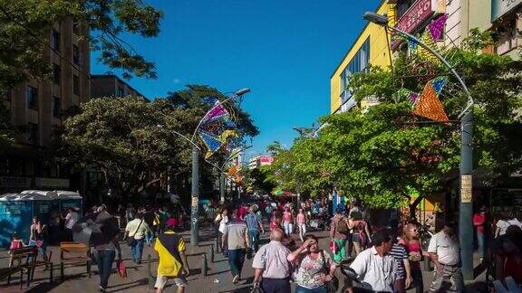 哥伦比亚麦德林市中心的人群