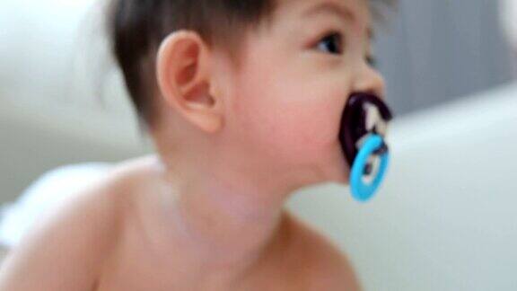 亚洲小孩婴儿奶嘴安抚奶嘴奇特的吸血鬼牙齿吸血鬼怪物
