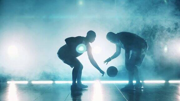 两名球员在烟雾中练习篮球慢镜头