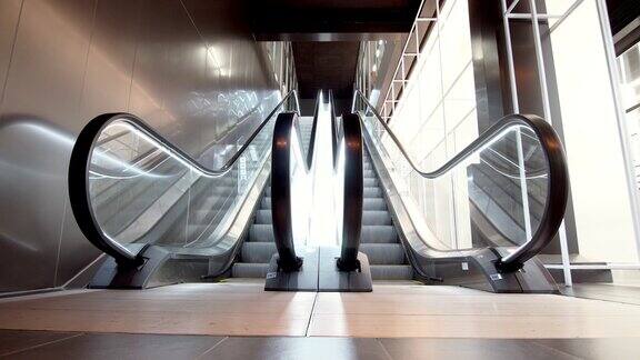 空荡荡的现代自动扶梯楼梯上下移动的楼梯