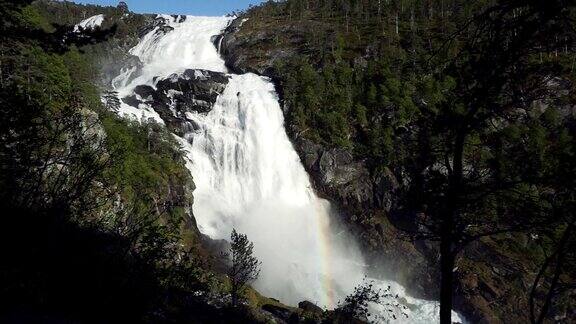 快速惊人的瀑布在Husedalen山谷挪威夏天的时间Nyast?lsfossen