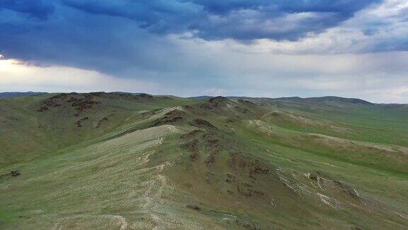 鸟瞰图的山在日落在蒙古