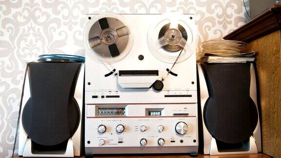 老式的苏联卷筒磁带录音机