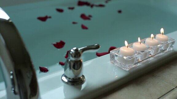 烛光和玫瑰花瓣的浪漫沐浴