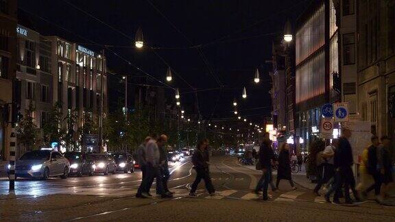 夜间阿姆斯特丹市中心交通拥挤街道人行横道全景4k荷兰