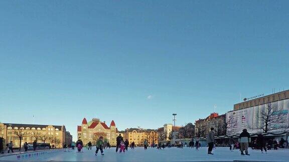 芬兰赫尔辛基2015年12月25日:芬兰圣诞快乐人们在赫尔辛基的露天广场上滑冰延时