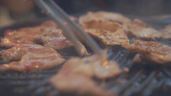 在炉子上烤烤肉关闭牛肉烤在日本餐厅用于烧烤或日式食物的生牛肉片