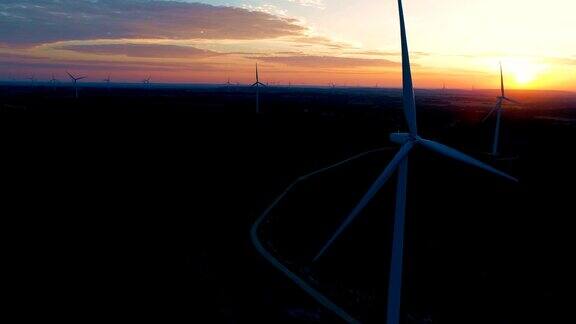 美丽的日出无人机俯瞰德州风电场